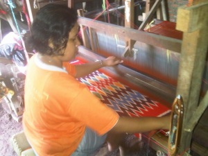 proses pembuatan kain tenun troso, tenun ikat, tenun rangrang, tenun jepara
